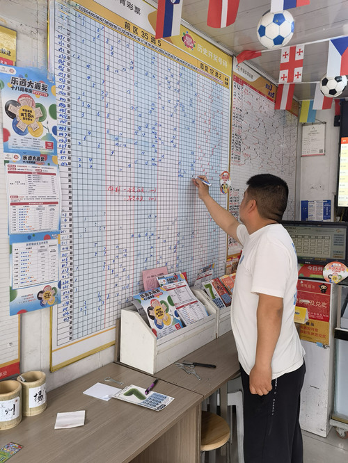 扬州体彩网点喜中竞彩奖金14.2万元 业主夫妇19载坚守诠释公益初心 (3)_副本.jpg