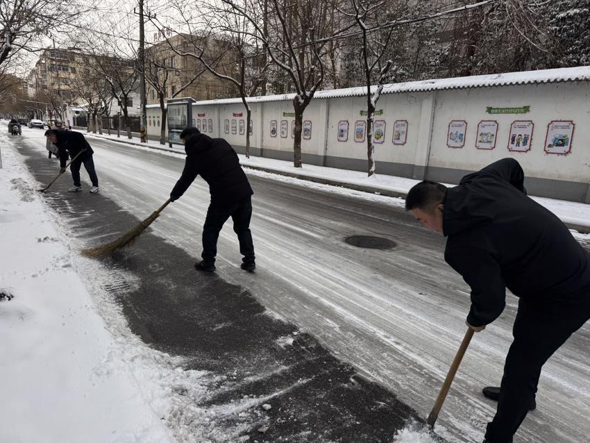 淮安体彩扫雪助行  先锋服务队以雪为令 书写公益担当.jpg