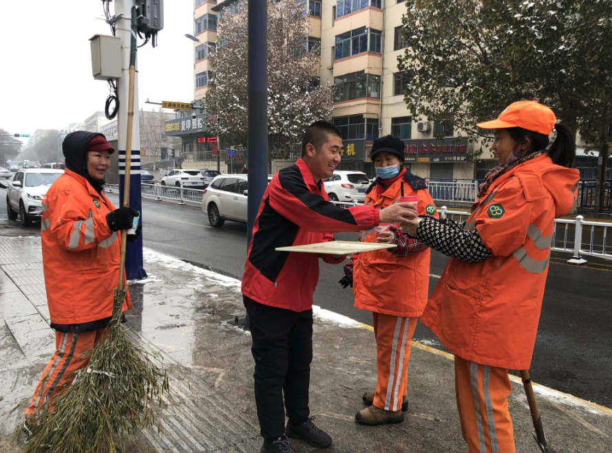 阳泉体彩人为环卫工送奶茶