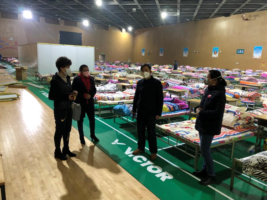 C:\Users\DELL\Documents\WeChat Files\wxid_m52mv1q14x9711\FileStorage\TempFromPhone\洪山中心抗疫图片\2.中心领导\2.2月5日，主任冯金荣、副主任朱贵容，带领办公室主任胡晓敏、体育馆馆长王美萍等人，在训练馆讨论落实方舱医院保障工作。.JPG