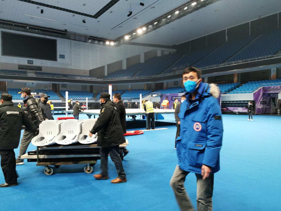 C:\Users\DELL\Documents\WeChat Files\wxid_m52mv1q14x9711\FileStorage\TempFromPhone\洪山中心抗疫图片\3.场地腾退\7.2月3日晚，洪山中心50多名党员干部职工连夜腾退场地.jpg