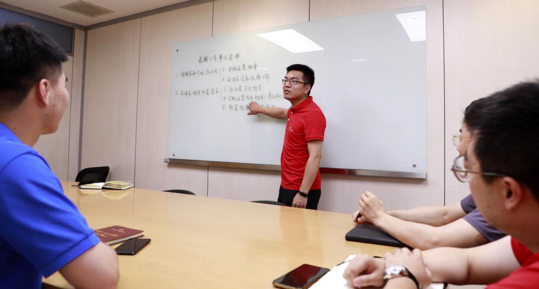 吕兴祖（左二）