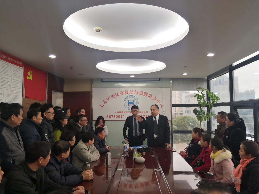 栾国庆（中右）、饶炜彤调解现场