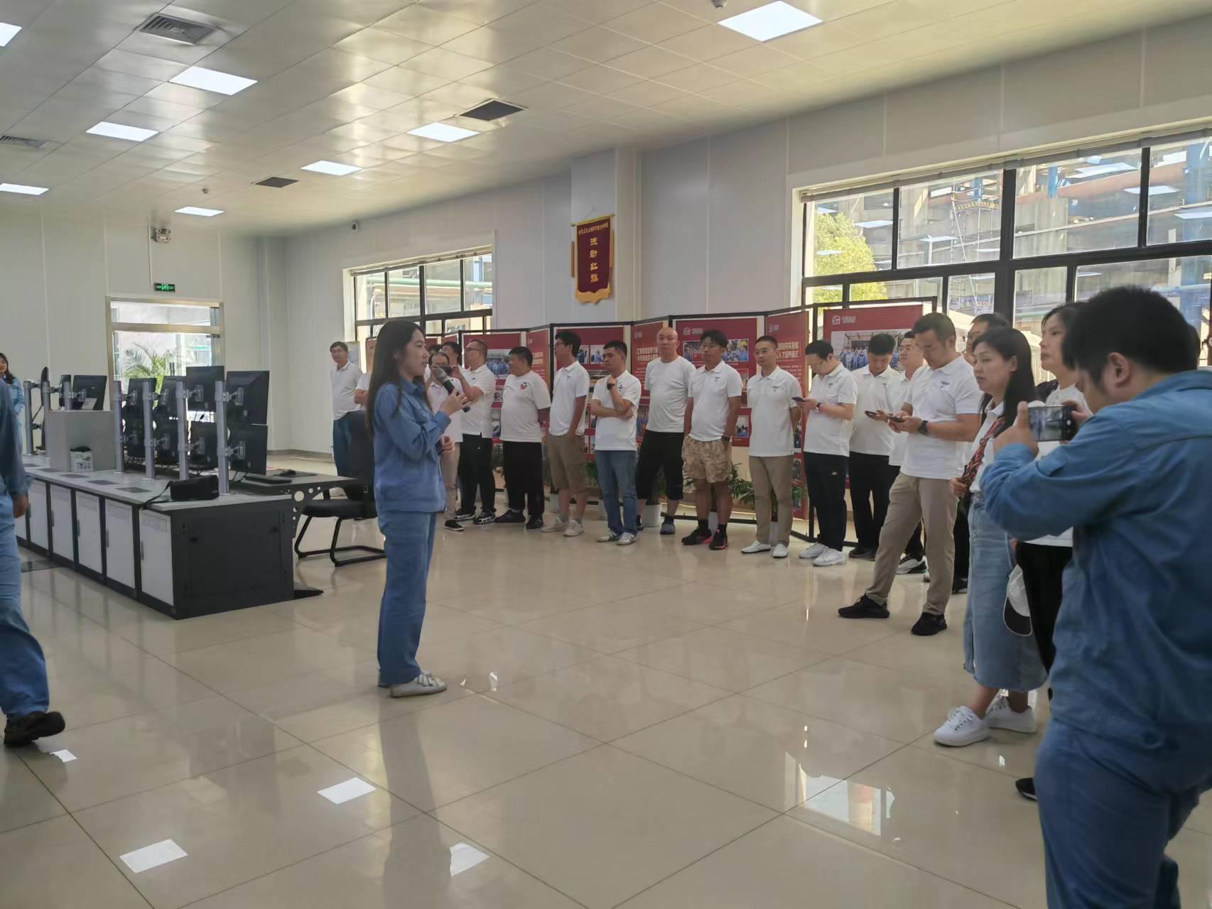 大厅里的人们

描述已自动生成