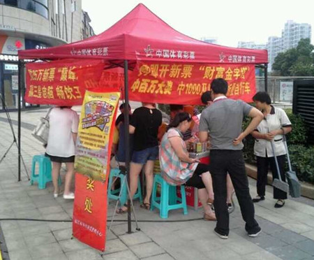 镇江体彩”夏日送清凉“活动走进丹徒新区的冠城商业中心广场 照片2_副本.jpg