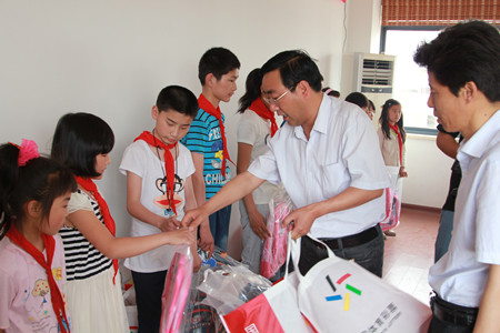 喜迎六一儿童节  镇江丹徒体彩送关爱进校园 照片2_副本.jpg