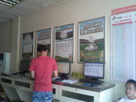 看世界杯玩竞彩   常熟彩民喜中奔驰smart_副本.jpg