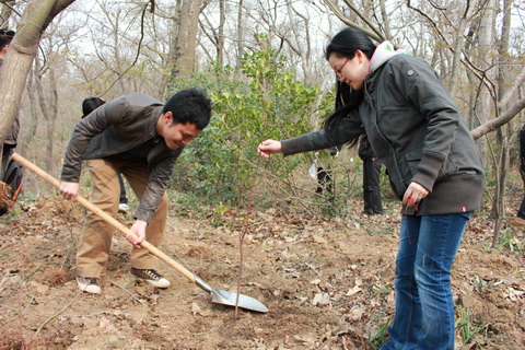 南京市体彩中心组织百余人 前往栖霞山义务植树 (1).jpg