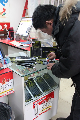 ”黑旋风“猛”刮“中奖风 南京彩民淘金有妙招彩民刮彩票.jpg