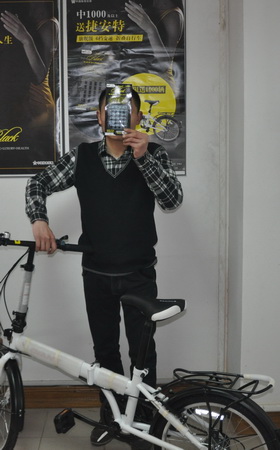 ”黑旋风“刮来自行车 双重好礼乐煞苏州父女1.jpg