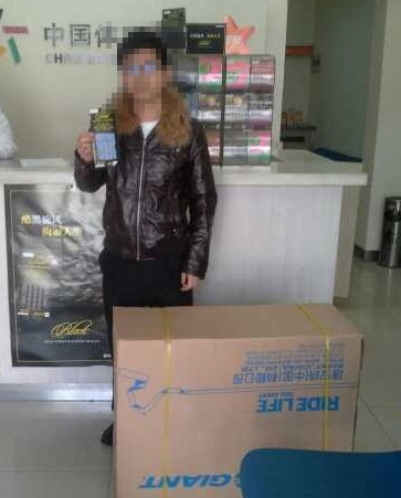 黑旋风刮来好运气 无锡小伙只刮一张喜获自行车2.jpg