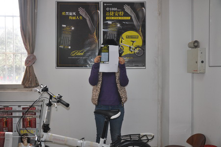 最炫”黑旋风“再送两辆自行车  苏州姊妹花绽放青春笑容3.jpg