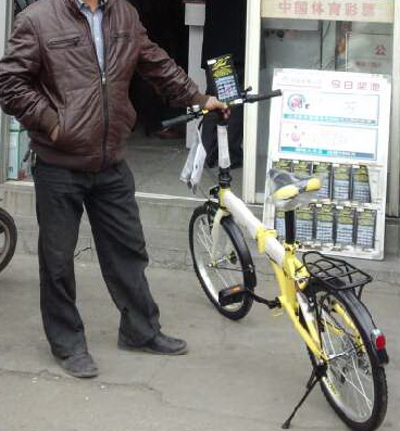 ”黑旋风“魅力无穷 靖江彩民狂中时尚单车大礼12624中出自行车.jpg