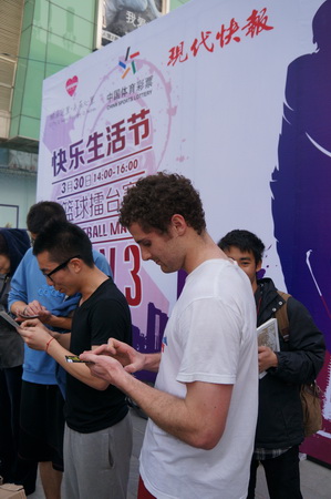 黑旋风助阵3V3篮球赛 美国小伙中奖后要吃麻辣烫1.jpg