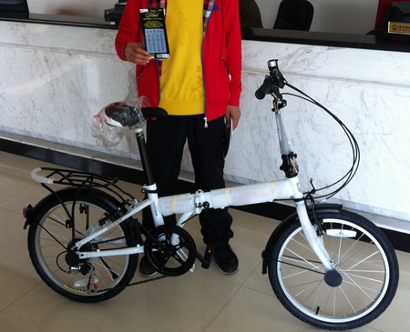 ”黑旋风“上演喜剧 泰州彩民开心骑回健康单车2.jpg