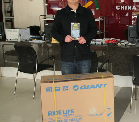 无锡小伙首刮”黑旋风“ 中得万元奖金和自行车 (2).jpg