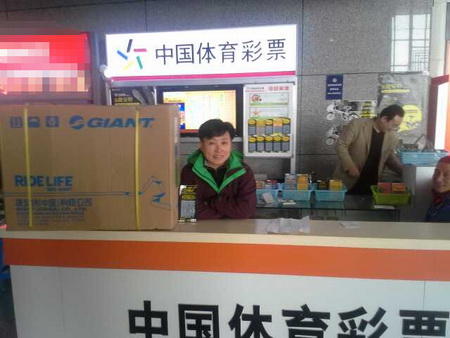 黑旋风在南京南站刮出”骑迹“ 过路旅客唱主角中得自行车照片.jpg