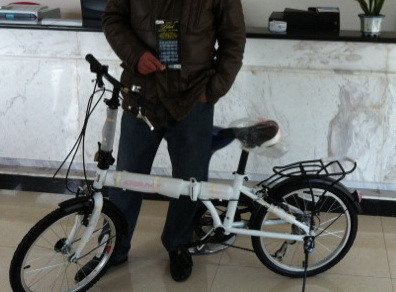 黑旋风化身爱心使者 备置时尚好礼传递人间亲情殷先生.jpg