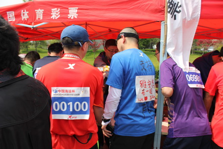 体彩助力扬州半程马拉松赛 参赛选手为雅安祈福 (5).jpg