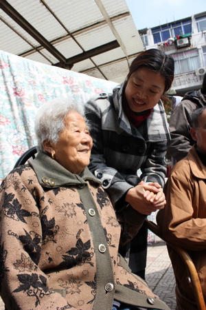 南京体彩爱心大巴4月启程 关爱老年群体献爱心 (5).jpg