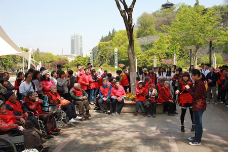 南京体彩爱心大巴4月启程 关爱老年群体献爱心 (3).jpg