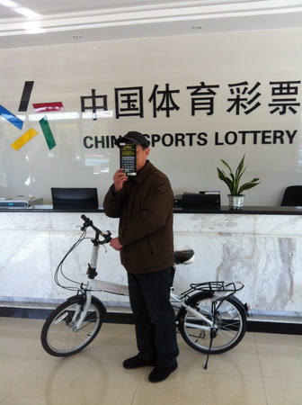 彩民喜中”黑旋风“和自行车 泰州业主抓紧补票朱老板代领奖品.jpg