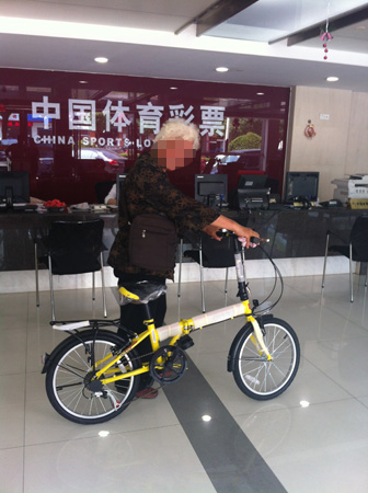 参与”顶呱刮“拍客大赛 七旬阿姨笑赢捷安特单车【配图】a.jpg