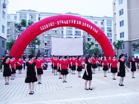  公益体彩情洒宿迁 送体育电影下乡活动温情开播 (1).jpg