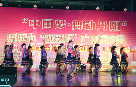 公益体彩送千场体育电影下乡活动 走进镇江丹阳广场舞.jpg