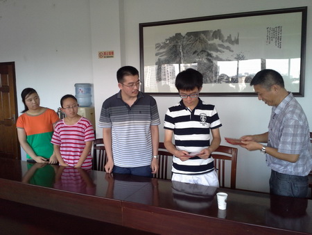 体彩公益行、就在你身边 镇江开展爱心助学活动.jpg