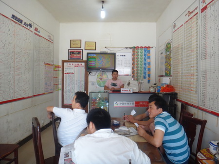 扬州高邮彩民刮”掼蛋“彩票 喜获奥运纪念银牌 (2).jpg