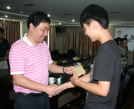 无锡体彩爱心助学 公益行动助困难学子圆梦校园 (1).jpg