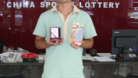 无锡小伙刮”掼蛋“即开彩票 喜赢奥运纪念银牌.jpg