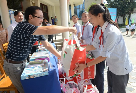 镇江体彩秉持公益宗旨 举行开学日爱心助学活动2.jpg