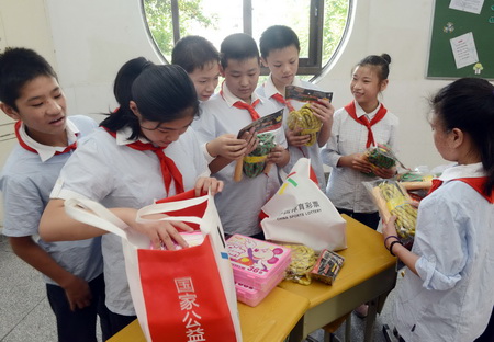 镇江体彩秉持公益宗旨 举行开学日爱心助学活动3.jpg