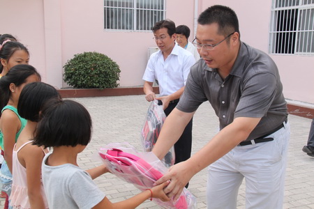 宿迁体彩开展金秋助学公益活动 用爱心温暖童心 (2).jpg