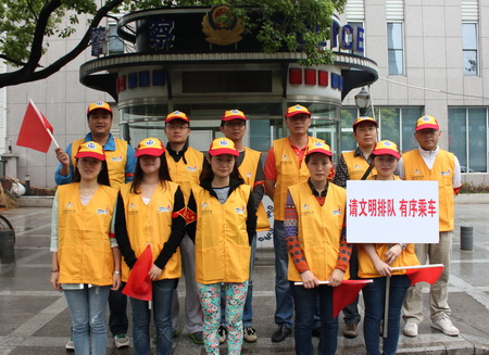 南京体彩开展”学雷锋文明交通志愿者服务周周行“ (1).jpg