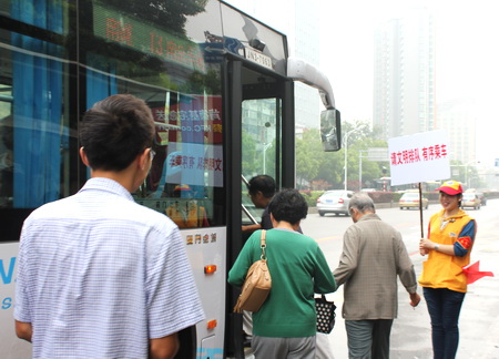 南京体彩开展”学雷锋文明交通志愿者服务周周行“ (2).jpg