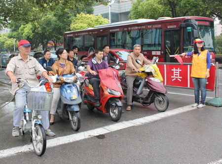 南京体彩开展”学雷锋文明交通志愿者服务周周行“ (4).jpg