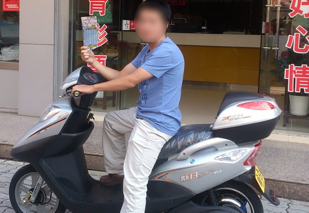 刮NBA主题票惊喜不断 江阴一天送出2辆电动车2.jpg