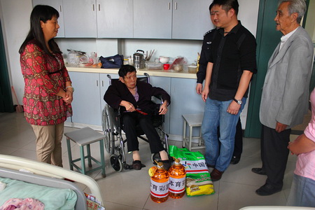 喜迎重阳佳节 扬州体彩走进社区慰问老人送关爱 (3).jpg