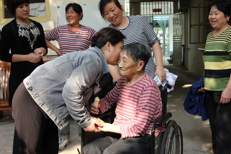 南京：爱洒重阳节  情暖老人心.jpg