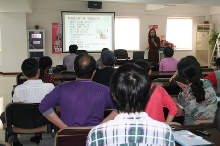 组织销售员健康知识讲座 无锡体彩送关爱再行动.jpg