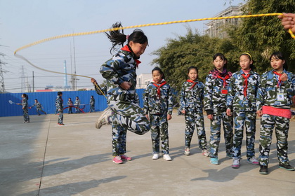 公益体彩、快乐操场走进镇江 关爱外来务工子弟 (4).jpg