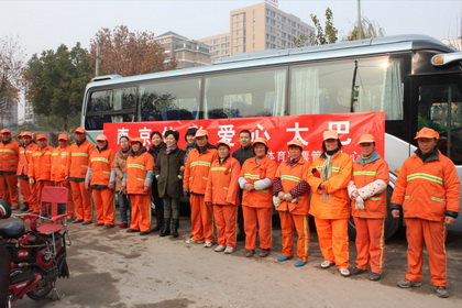 ”南京体彩&middot;爱心大巴“向环卫工人传递冬日”正能量“ (3).jpg