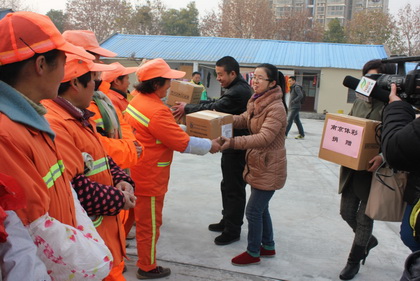 ”南京体彩&middot;爱心大巴“向环卫工人传递冬日”正能量“ (2).jpg