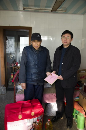 公益体彩爱心暖冬 无锡锡山体彩走访社区困难户 (1).jpg