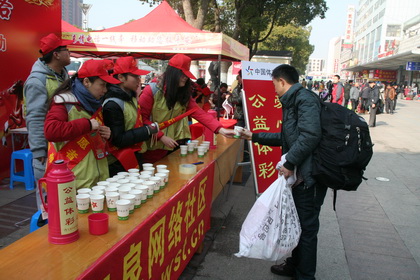 热水姜茶送温暖 无锡体彩”爱心暖冬“服务旅客 (2).jpg