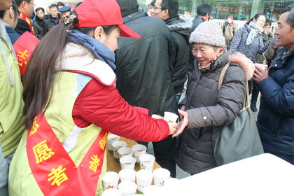 热水姜茶送温暖 无锡体彩”爱心暖冬“服务旅客 (1).jpg