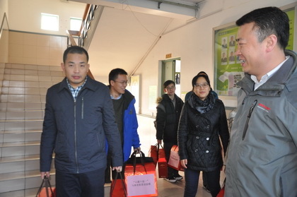 心愿六选一 苏州体彩开展关爱留守大学生活动.jpg